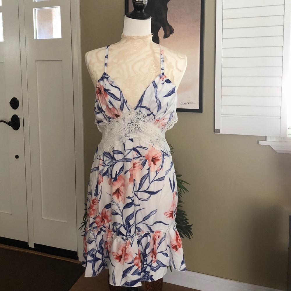 Adorable Lace Floral Sleeveless Summer Mini Dress - Picture 4 of 6